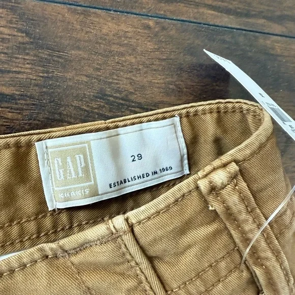 GAP Tan Cargo Shorts with comfy Waistband and Knee-Length Design - Picture 3 of 5